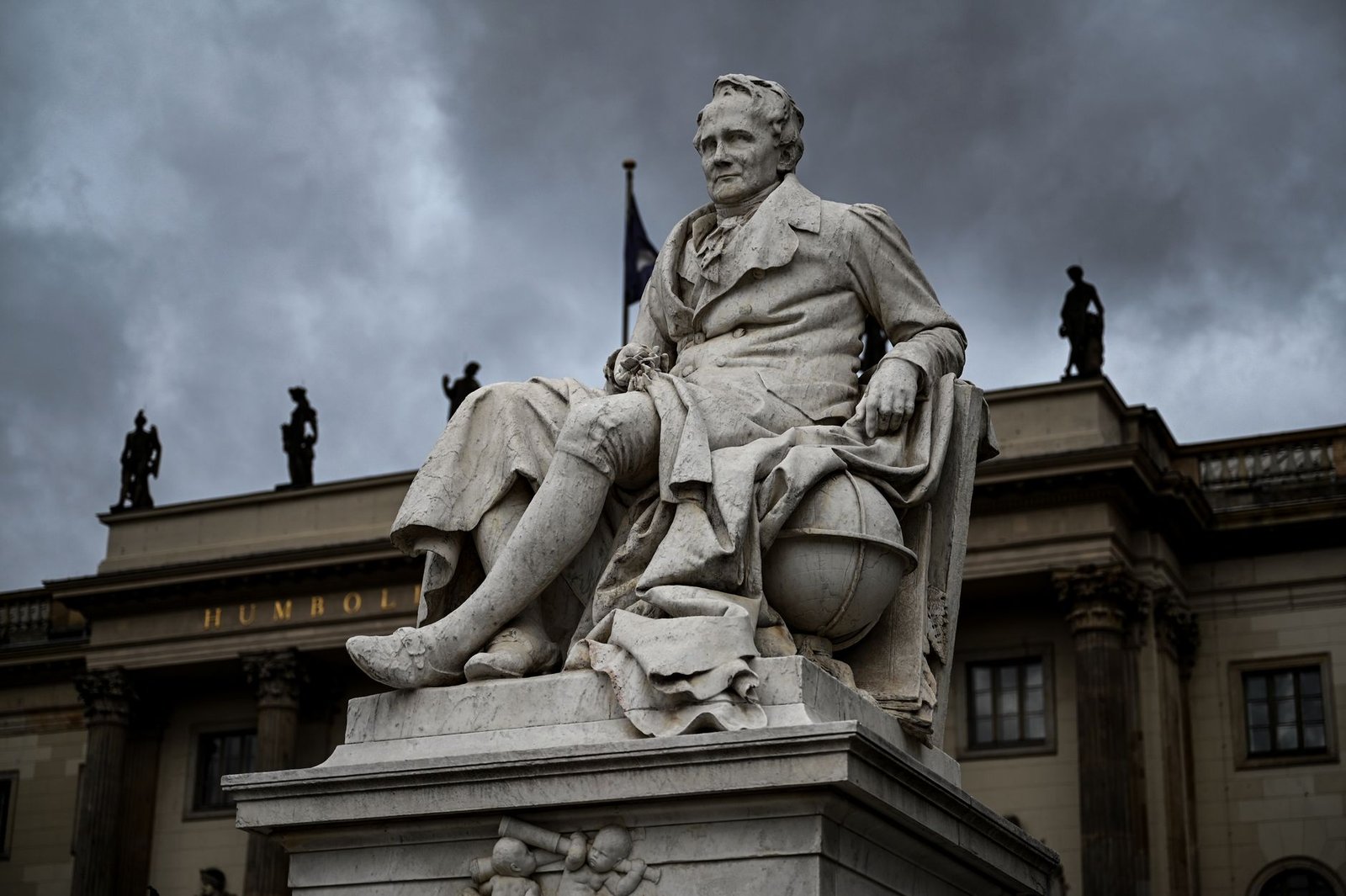 Die neuen Vordenker: Einflussreiche Persönlichkeiten Deutschland Dramatic view of an iconic statue outside Humboldt University in Berlin, Germany.