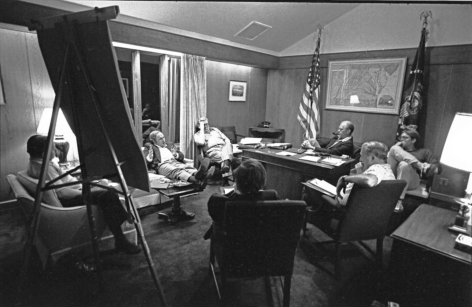 Vom Unternehmen zum Medienhaus: Kundenbindung neu definieren White House Chief of Staff Dick Cheney comments during a campaign strategy session. Counterclockwise from President Gerald Ford are his s…
