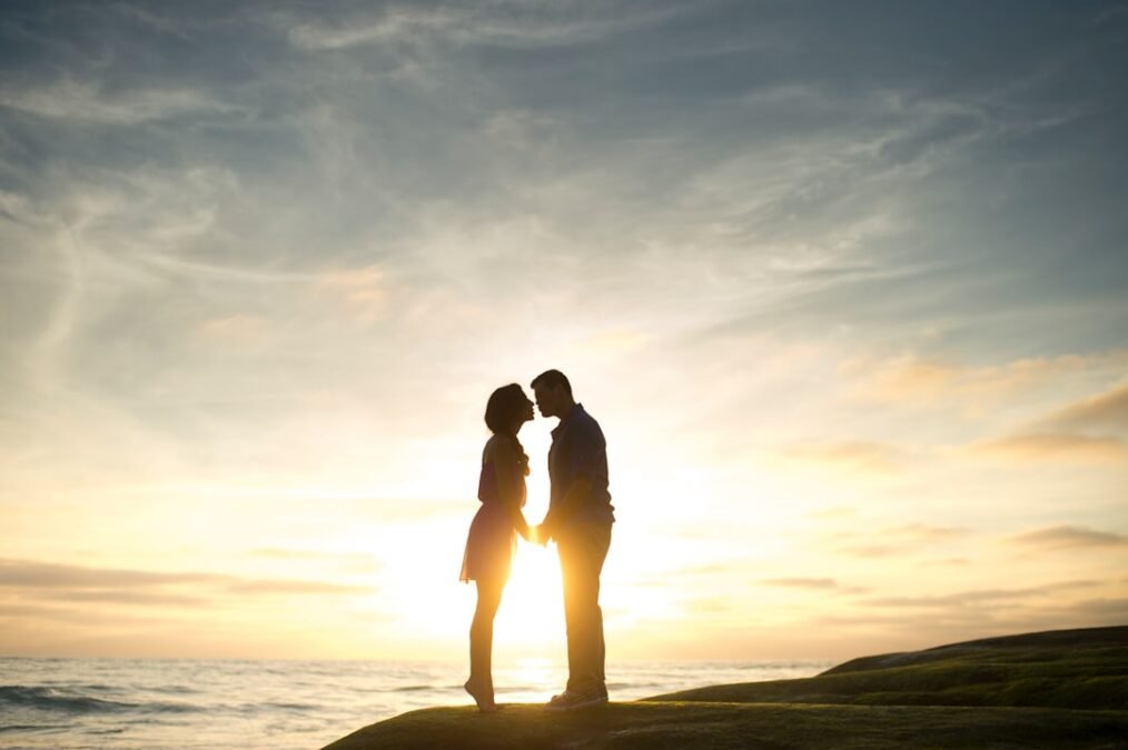 Karriere und Liebe: Wie man eine Fernbeziehung trotz beruflicher Herausforderungen meistert Karriere und Liebe: Wie man eine Fernbeziehung trotz beruflicher Herausforderungen meistert