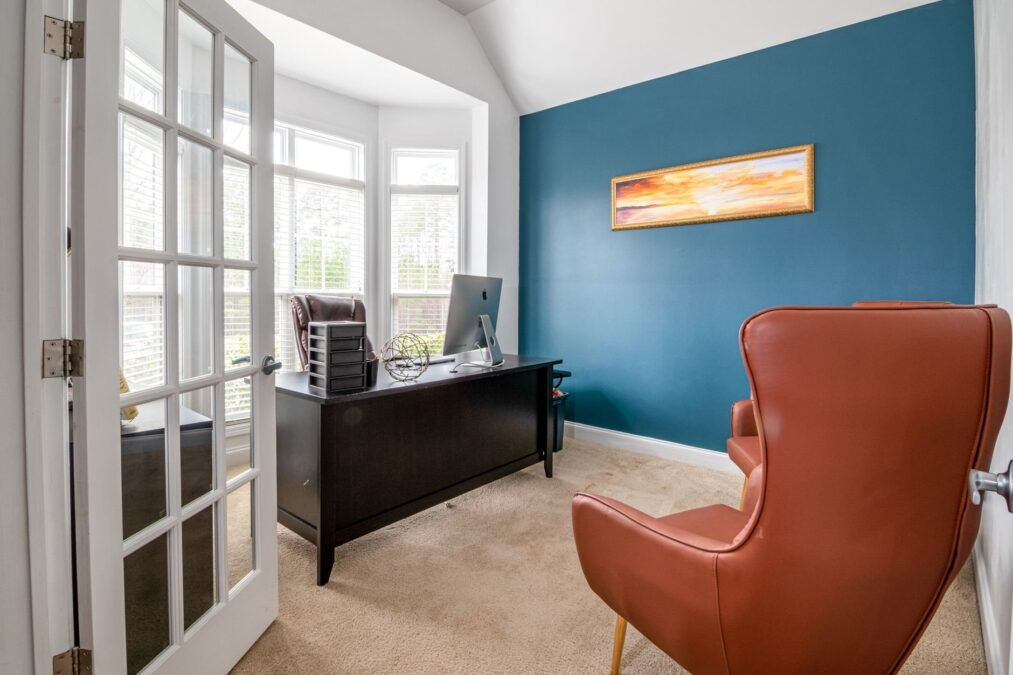 Wandfarbe im Homeoffice: Mehr Fokus durch Licht und Farbe